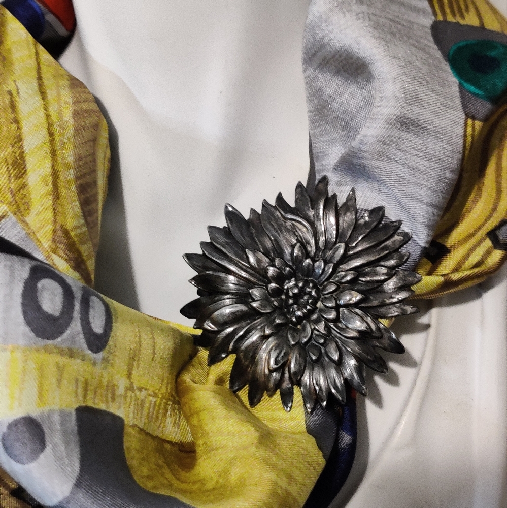 French Art Deco Chrysanthemum Flower-Shaped Dress/Fur Clip
